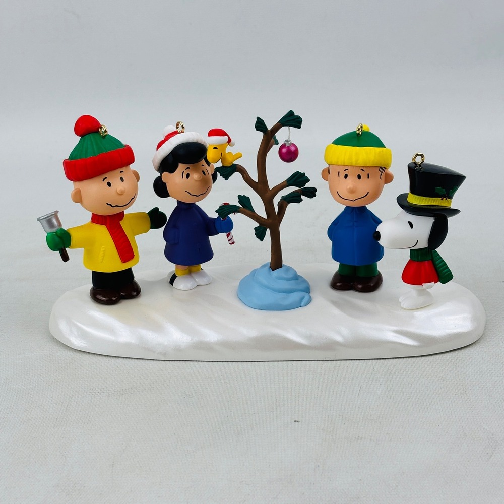 Hallmark Peanuts A Charlie Brown Christmas Tabletop Display & 4 Ornament Set
